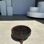 Tabourets - Petit tabouret tripode bas en teck upcyclé brun foncé D:30 H:15 - OFFICE OBJETS