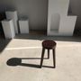 Tabourets - Petit tabouret tripode haut en bois massif brun (1) - OFFICE OBJETS