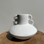 Vases - Vase artisanal en terracotta peint en blanc à double anses H:16 D:20 - OFFICE OBJETS