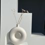 Vases - Vase artisanal soliflore en céramique blanc cassé en forme de roue H30 D;25 - OFFICE OBJETS