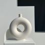 Vases - Vase artisanal soliflore en céramique blanc cassé en forme de roue H30 D;25 - OFFICE OBJETS