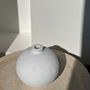 Vases - Vase artisanal boule en terracotta peint en blanc H:24 D:26 - OFFICE OBJETS