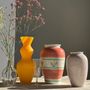 Vases - Grand vase vintage rose à motifs de fleurs stylisées jaunes et vertes H25 - OFFICE OBJETS