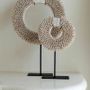 Objets de décoration - Le disque Papua Shell sur support - blanc - taille S - BAZAR BIZAR LIVING