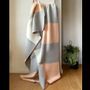 Plaids - Plaid couverture en laine, Carré Tricolore Gris Pêche - WOOL ONLY BY JOWOLLINA