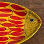 Plats et saladiers - Plat décoratif en forme de poisson fond jaune à décor de piments rouges - OFFICE OBJETS