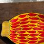 Plats et saladiers - Plat décoratif en forme de poisson fond jaune à décor de piments rouges - OFFICE OBJETS