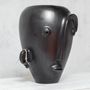 Pièces uniques - Vase à tête en argile noire avec boucle d'oreille - HUAKAL