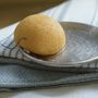 Cosmétiques - EPONGE DE KONJAC BIOLOGIQUE ENRICHIE AU CURCUMA - EN BOÎTE - KARAWAN AUTHENTIC