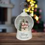 Autres décorations de Noël - Lanterne Boule à Neige LED de Noël – Scène Famille Bonhomme de Neige (Design Blanc « Merry Christmas ») – LED Blanc Chaud – Minuterie & Option DC - BLUE STAR B.V.