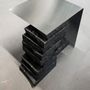 Tables basses - Table à café sculpturale en basalte noir et acier inoxydable [Tecton] - CASE STUDIOS