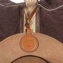Accessoires de voyage - PORTE-CHAPEAU EN CUIR - TRAVAUX EN COURS...