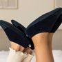 Mode enfantine - Chaussons souples d'intérieur - Les Petits Velours Bleu Profond - LES PAS PETITS