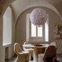 Plafonniers - Grande lampe suspendue Svitylo — Forme de lune sculpturale en fibre de - PLETOSTUDIO