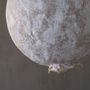Plafonniers - Grande lampe suspendue Svitylo — Forme de lune sculpturale en fibre de - PLETOSTUDIO