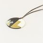 Bijoux - Pendentif rond corne noire Africaine, laque ivoire et laiton - L INDOCHINEUR X RIVÊT