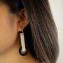 Bijoux - Boucles d'oreilles pendule en corne blonde et corne noire - L INDOCHINEUR X RIVÊT