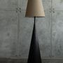 Lampadaires - Lampadaire Vereteno — Base sculpturale en érable carbonisé avec abat-j - PLETOSTUDIO