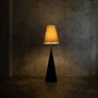 Lampadaires - Lampadaire Vereteno — Base sculpturale en érable carbonisé avec abat-j - PLETOSTUDIO