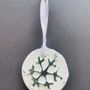 Christmas garlands and baubles - Small rustic Christmas hanger with snowflake - CARNEOL GLASS