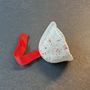 Autres décorations de Noël - Cloche en verre de couleur blanc-rouge sur un élégant porte-ruban - CARNEOL GLASS