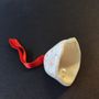 Autres décorations de Noël - Cloche en verre de couleur blanc-rouge sur un élégant porte-ruban - CARNEOL GLASS