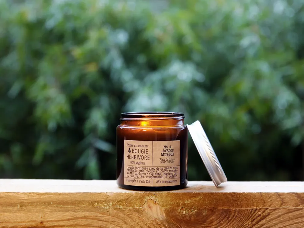 Objets de décoration - No. 4 : JARDIN MUSQUE - Fleur de Lotus + Musc + Orange - Petite - LA BOUGIE HERBIVORE