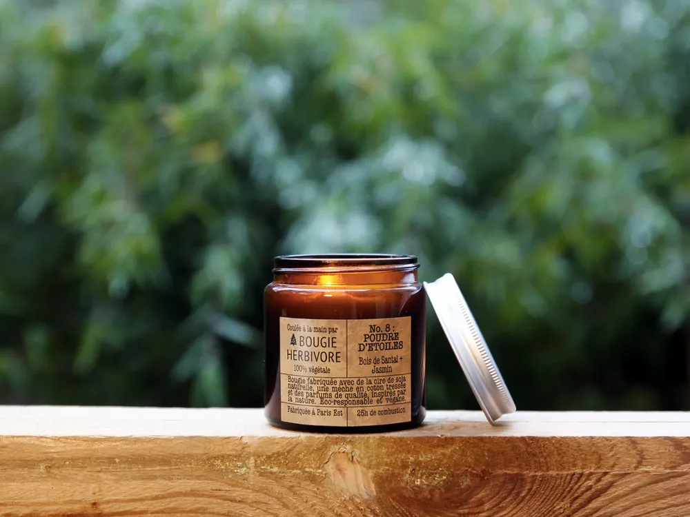 Objets de décoration - No. 8 : POUDRE D'ETOILES - Bois de Santal + Jasmin - Petite - LA BOUGIE HERBIVORE