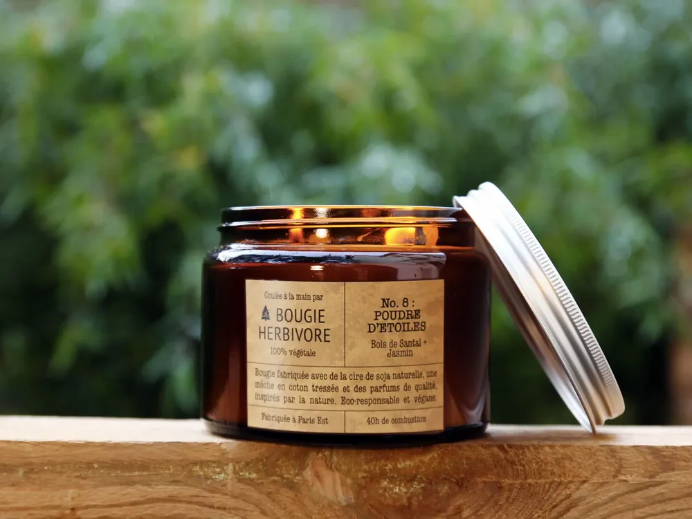 Objets de décoration - Bougie No. 8 : 400g - POUDRE D'ETOILES - Bois de Santal + Jasmin - LA BOUGIE HERBIVORE