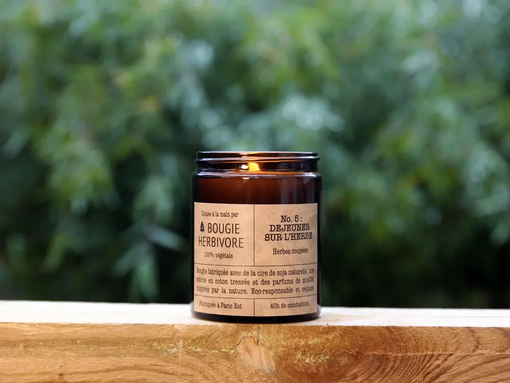 Objets de décoration - Bougie No. 5 : 140g - DEJEUNER SUR L'HERBE - Herbes coupées - Médium - LA BOUGIE HERBIVORE