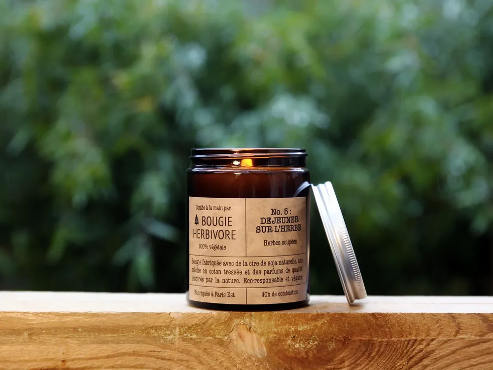 Objets de décoration - Bougie No. 5 : 140g - DEJEUNER SUR L'HERBE - Herbes coupées - Médium - LA BOUGIE HERBIVORE