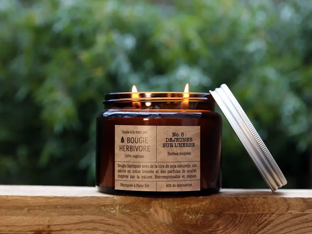 Objets de décoration - Bougie No. 5 : 400g - DEJEUNER SUR L'HERBE - Herbes coupées - LA BOUGIE HERBIVORE
