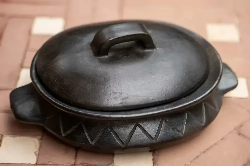 Plats et saladiers - Le Pot Ovale Brûlé avec Motif et Poignées Latérales - Noir - BAZAR BIZAR LIVING