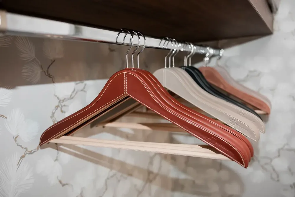 Walk-in closets - Hanger Jacket/shirt in Leather - SOL & LUNA