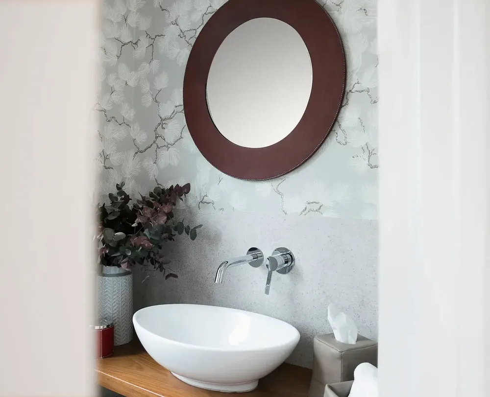 Mirrors - Large round mirror in leather - SOL & LUNA
