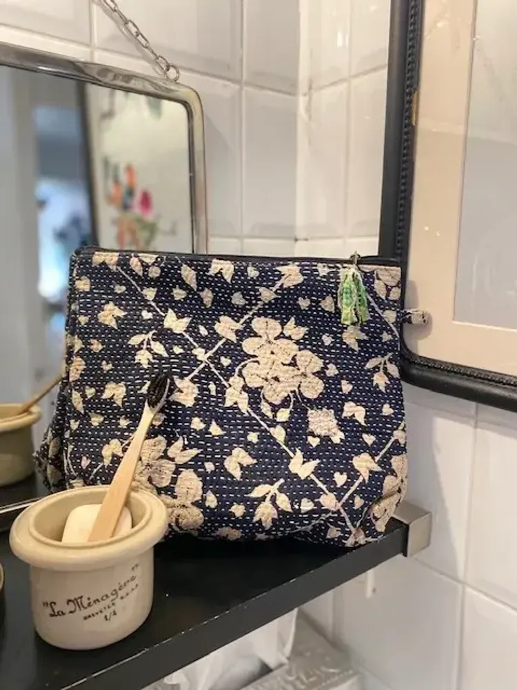 Accessoires de voyage - TROUSSE DE TOILETTE rectangle en KANTHA - CURIOSITY LAB