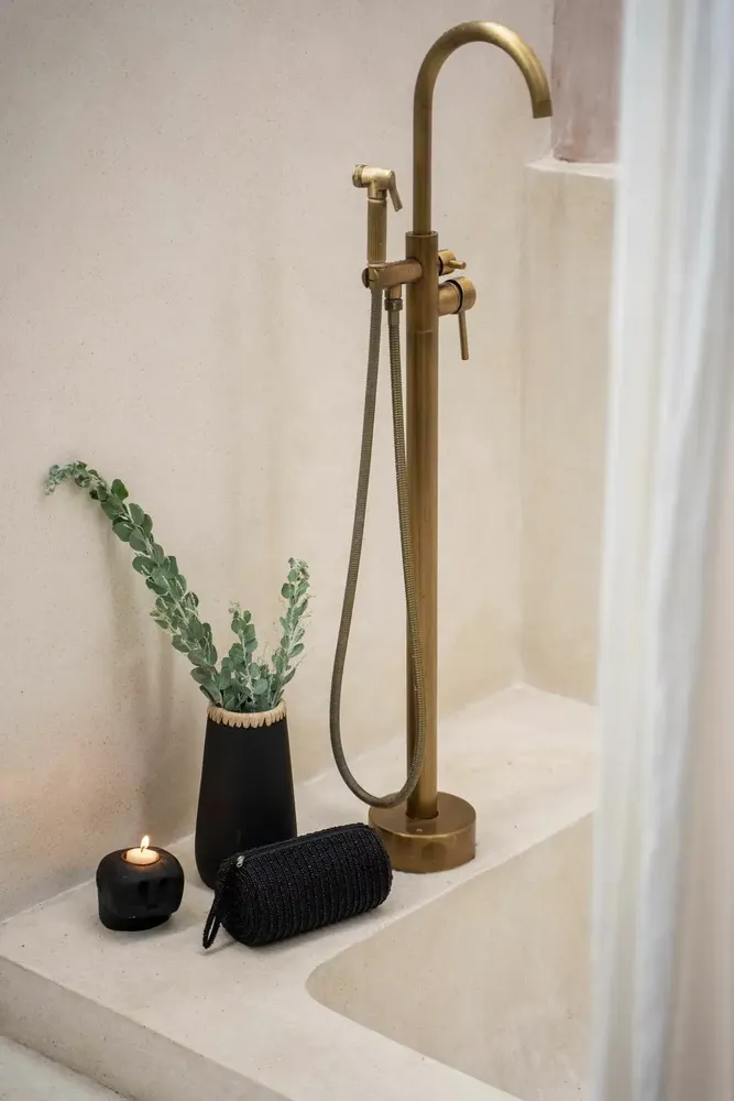 Vases - Le Vase Sneaky - Noir Naturel - S - BAZAR BIZAR LIVING