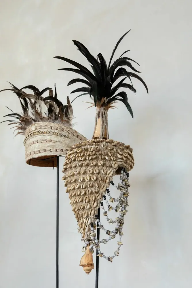 Objets de décoration - Guinea Feather Hat Sur Pied - Noir Naturel - BAZAR BIZAR LIVING