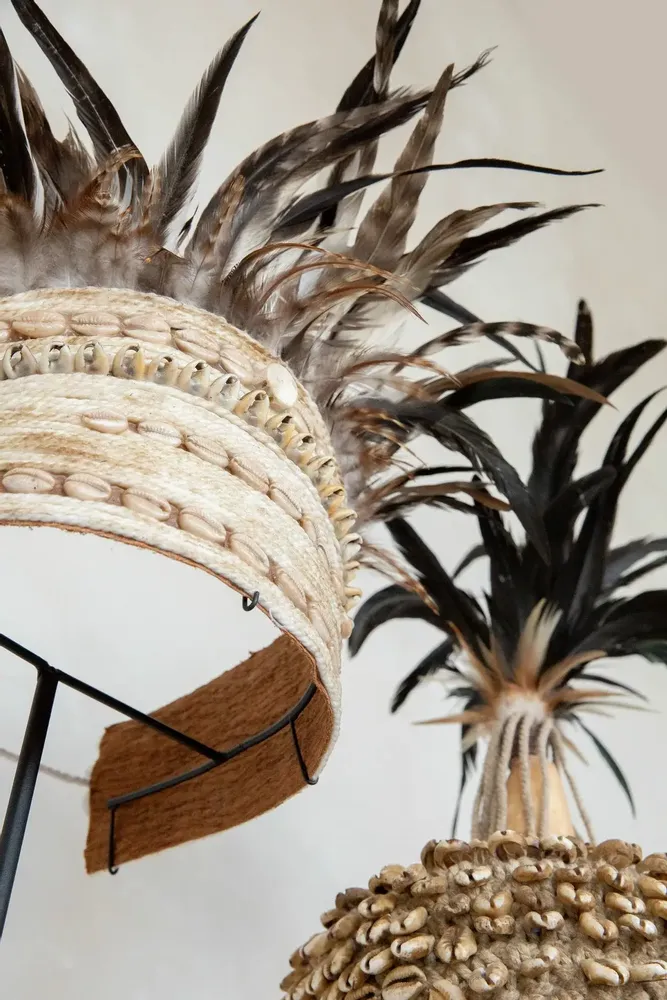 Objets de décoration - Guinea Feather Hat Sur Pied - Noir Naturel - BAZAR BIZAR LIVING