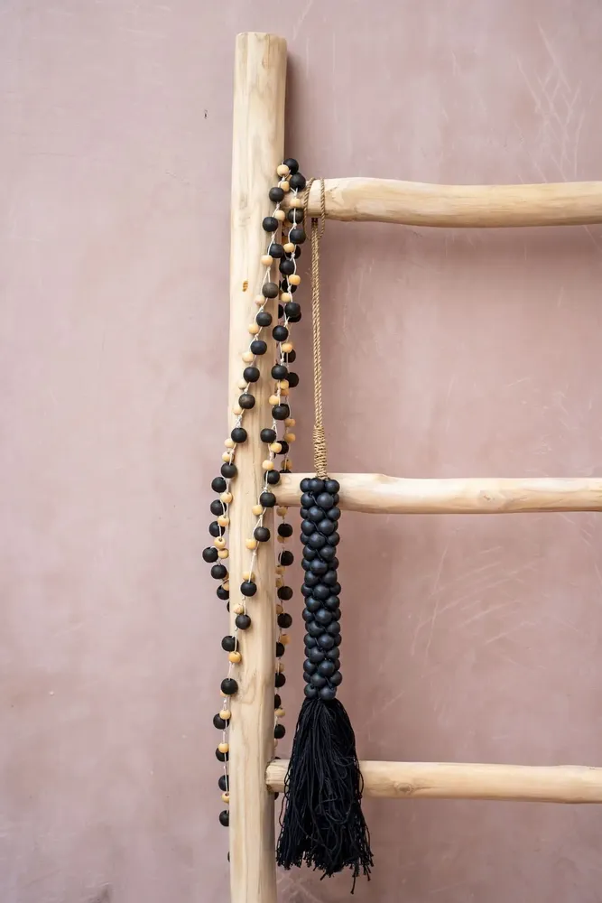 Objets de décoration - Les perles en bois avec pompon en coton - noires - BAZAR BIZAR LIVING