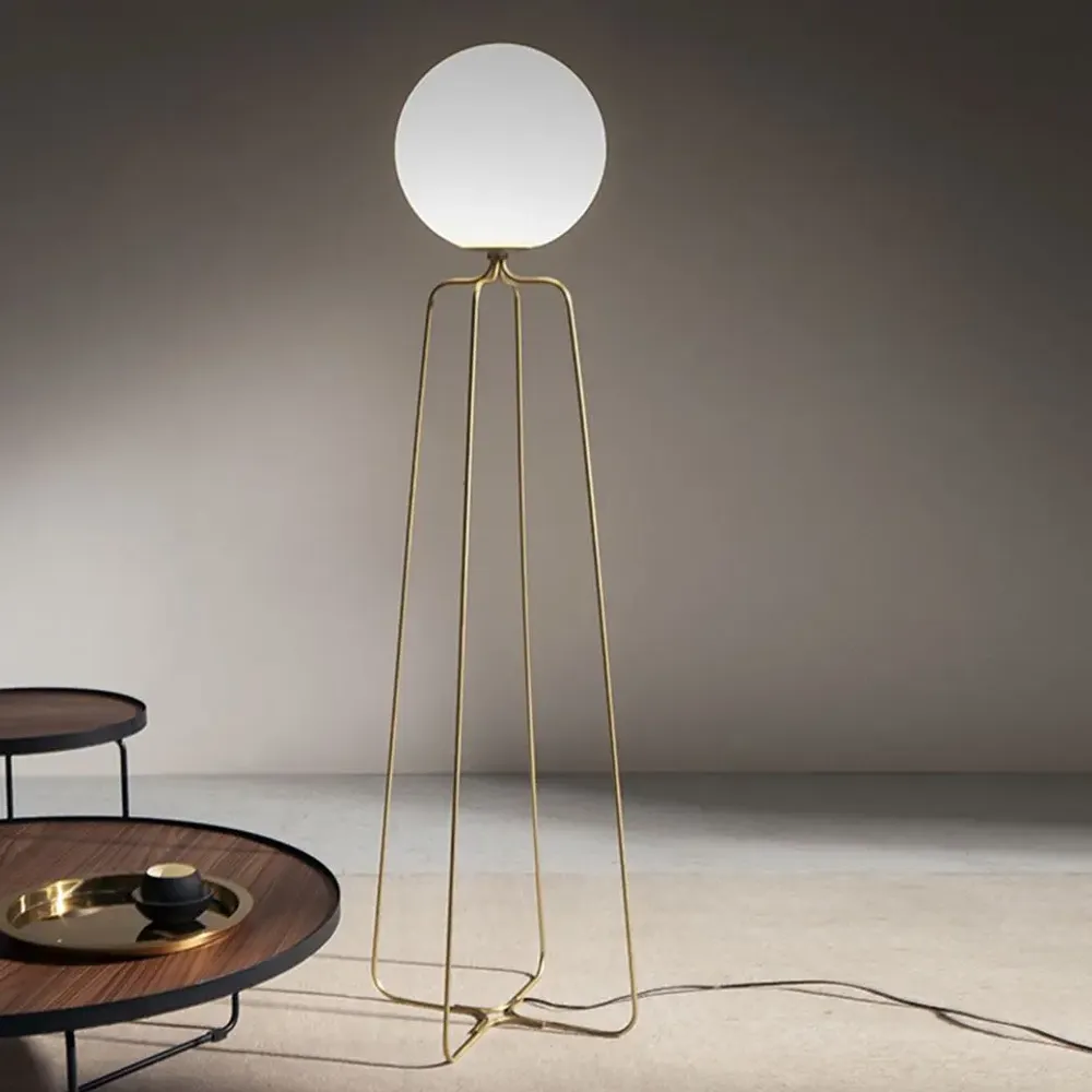 Lampadaires - Lampadaire en acier doré et verre blanc - ANGEL CERDÁ