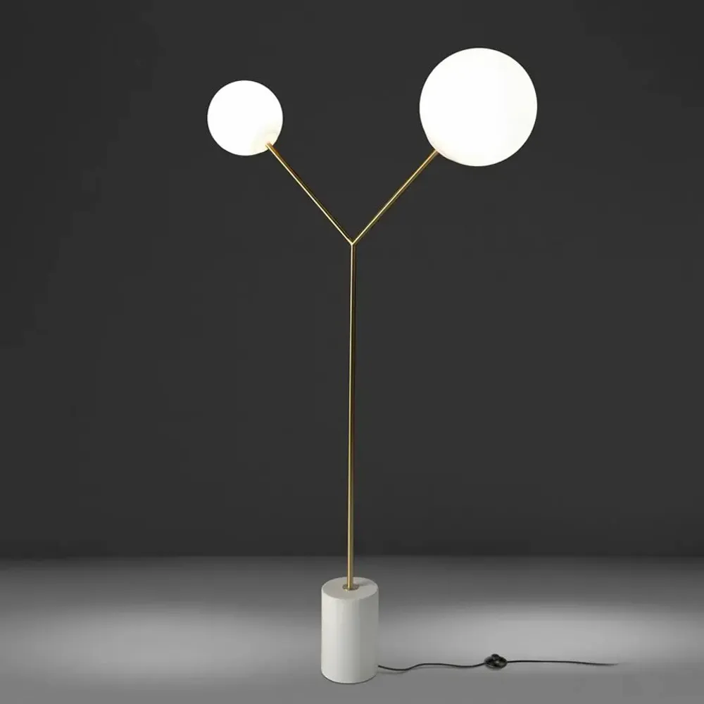 Lampadaires - Lampadaire en marbre blanc, acier doré et verre blanc - ANGEL CERDÁ