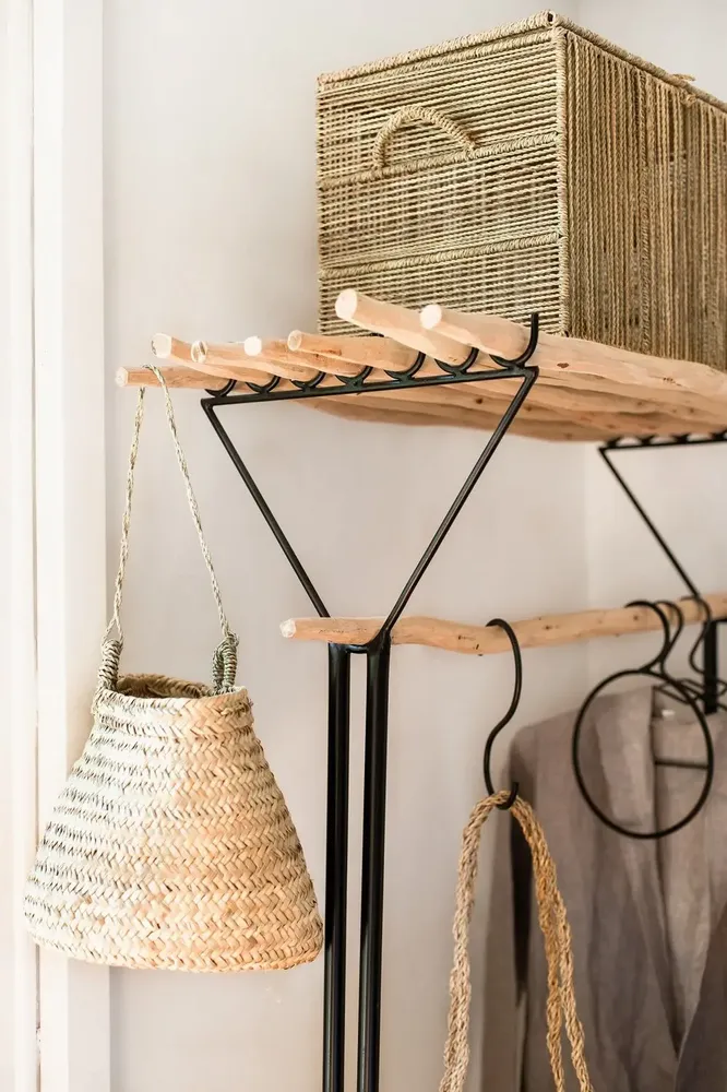 Dressings - PORTANT EN ACIER ET BOIS D'EUCALYPTUS AVEC ETAGERE - COSYDAR-DECO