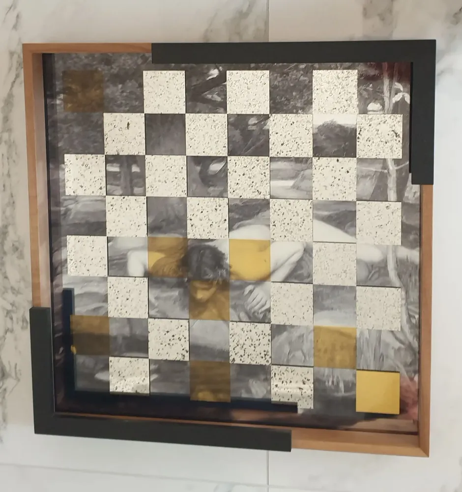 Caskets and boxes - Glass and wooden chessboard, chess game - NARCIS