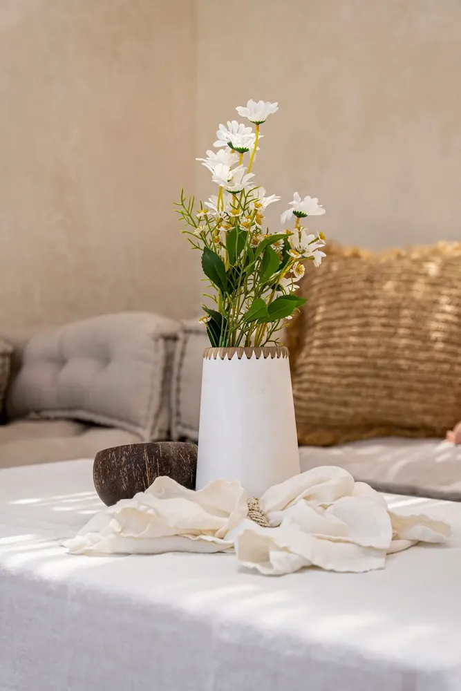 Vases - Le Vase Sneaky - Blanc Naturel - M - BAZAR BIZAR LIVING