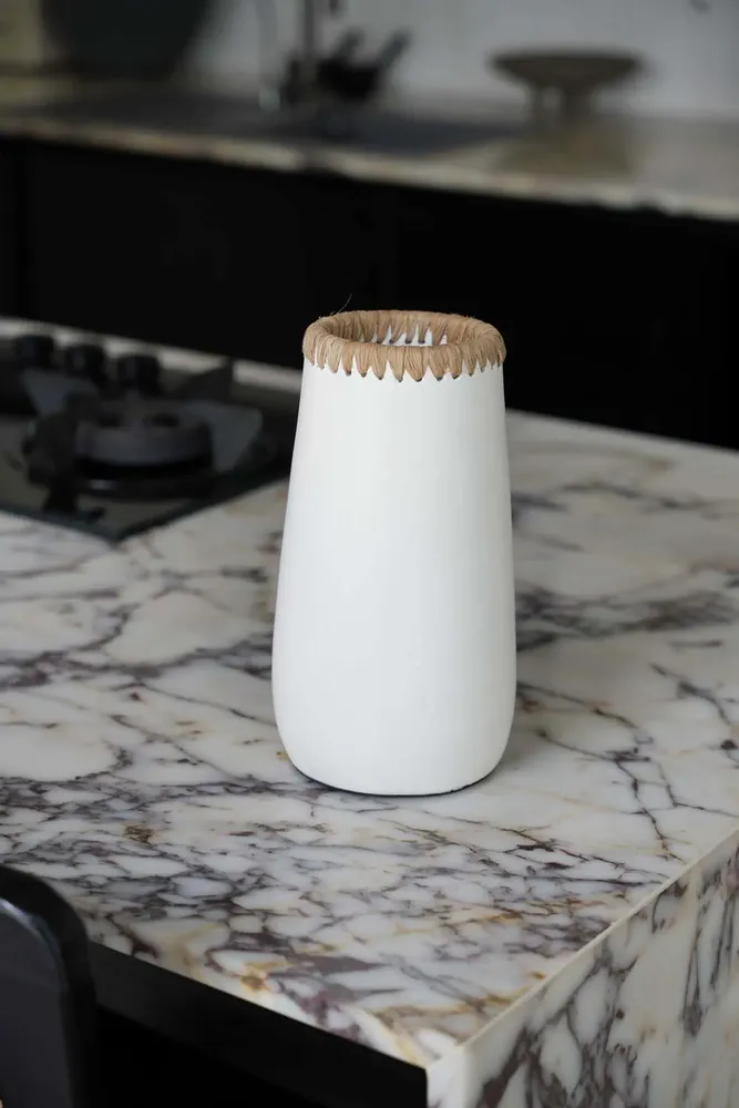 Vases - Le Vase Sneaky - Blanc Naturel - M - BAZAR BIZAR LIVING