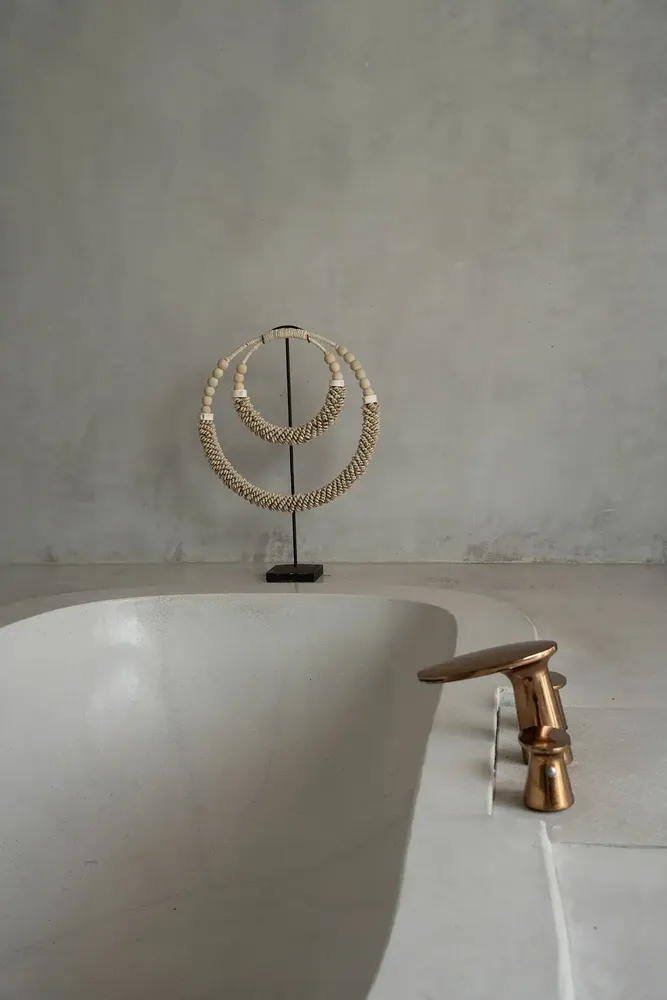 Decorative objects - The Double Shell Necklace On Stand - Natural - BAZAR BIZAR LIVING