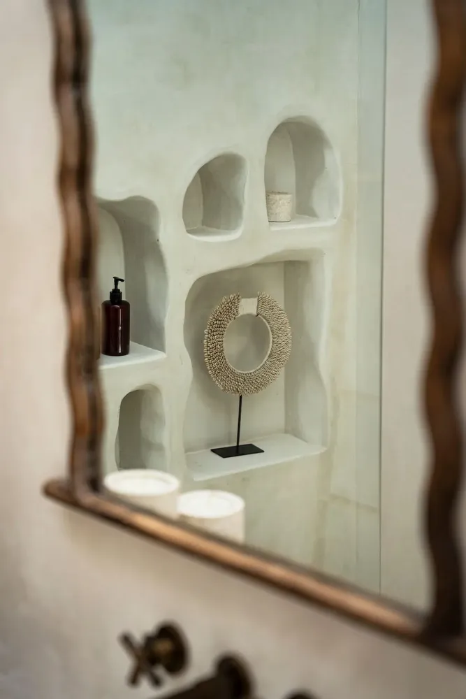 Decorative objects - The Papua Shell Disc on Stand - White - M - BAZAR BIZAR LIVING