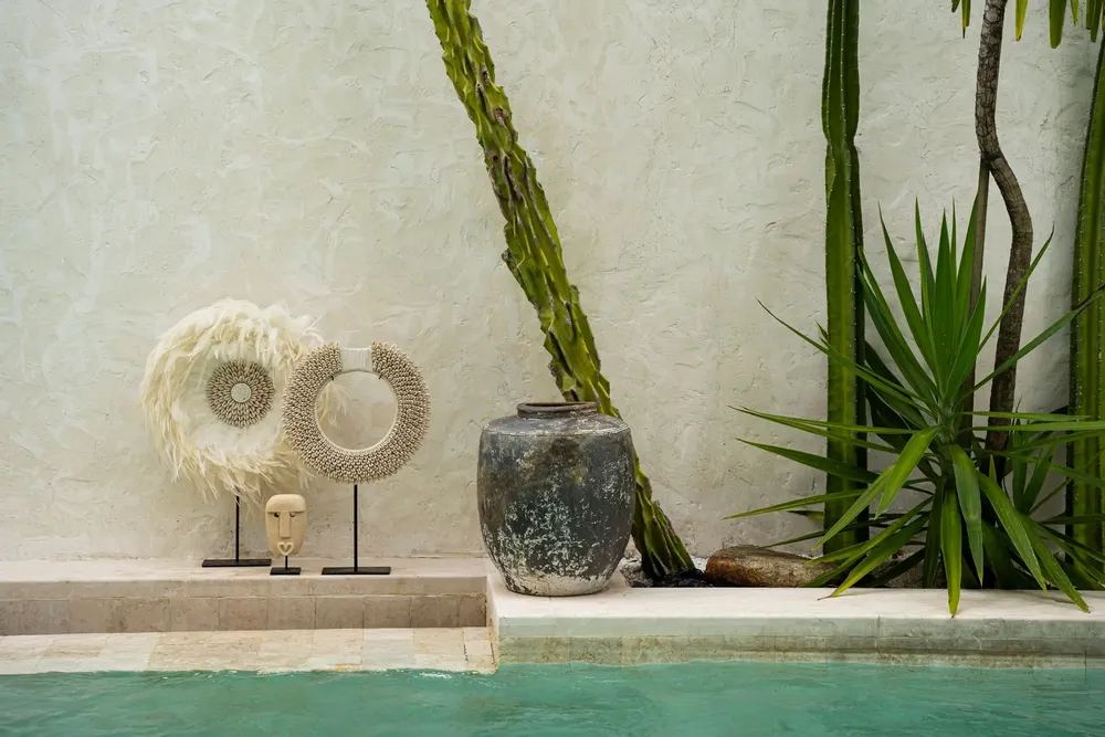 Decorative objects - The Papua Shell Disc on Stand - White - M - BAZAR BIZAR LIVING