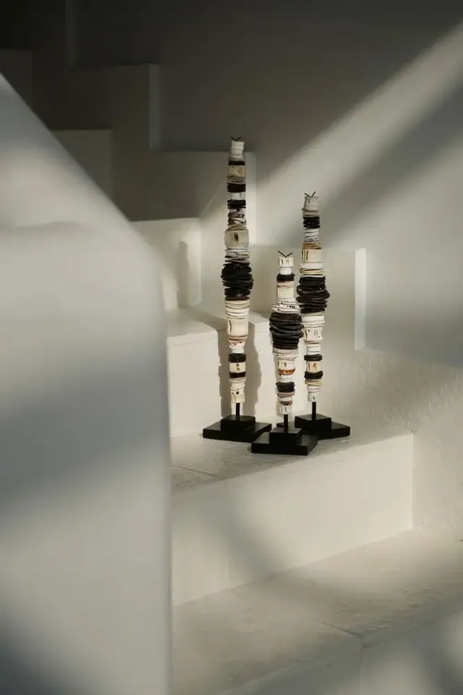 Decorative objects - The Money Shell on Stand - Black White - L - BAZAR BIZAR LIVING